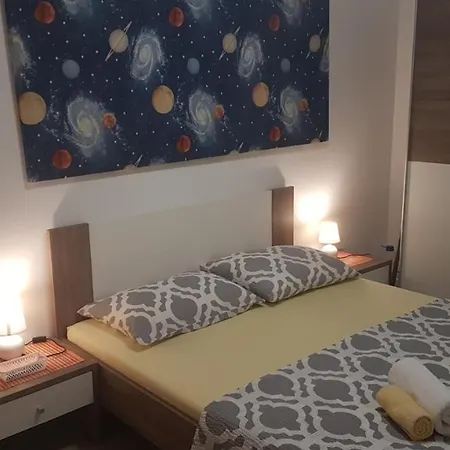 Orange Brist Apartment