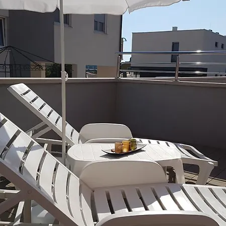 Orange Brist Apartment