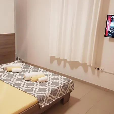 Apartment Orange Brist *