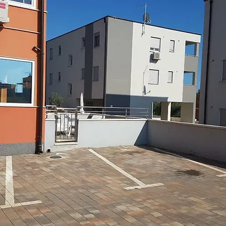 Orange Brist Apartment Pula