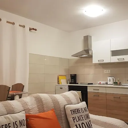 Orange Brist Apartment